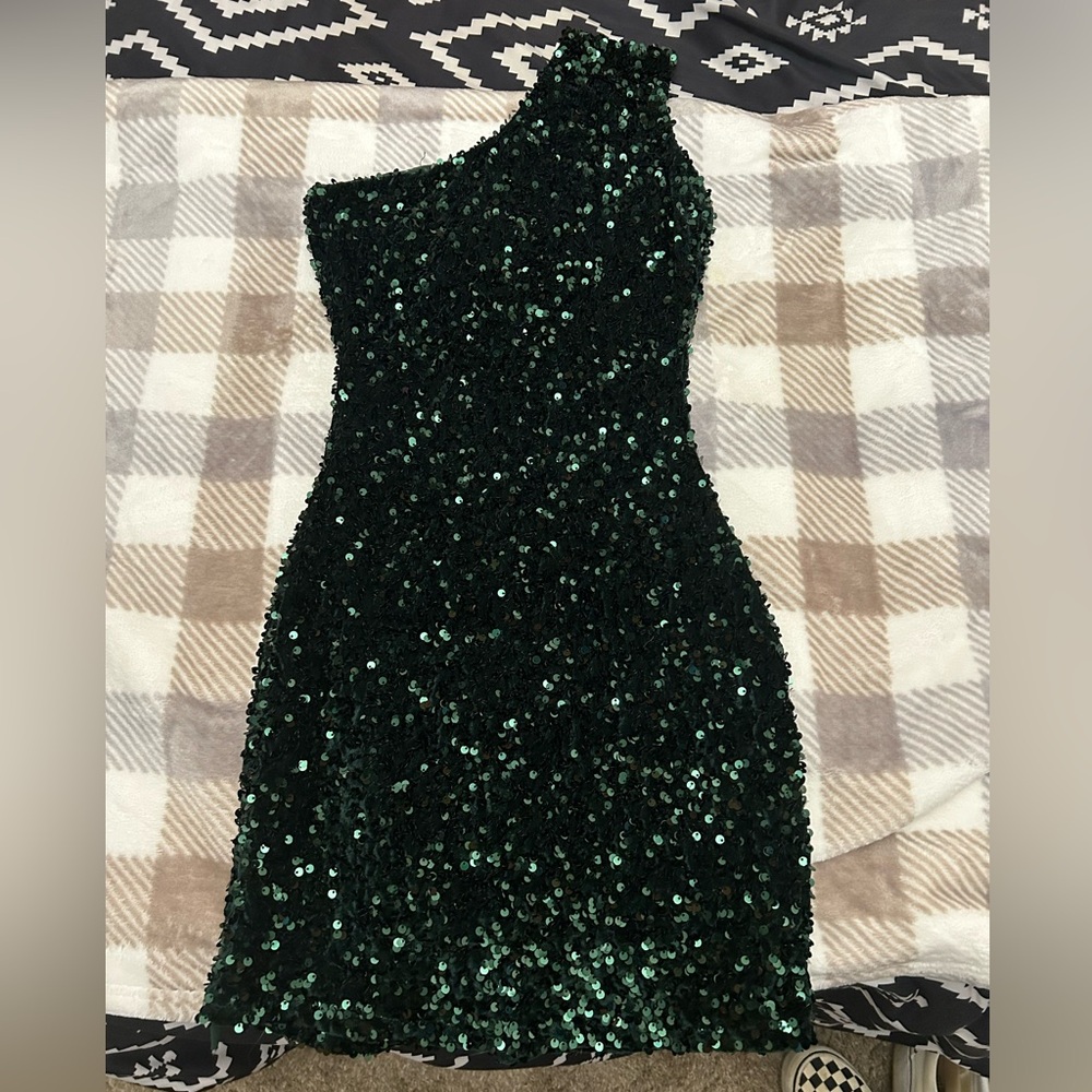 Green short one shoulder homecoming dress.